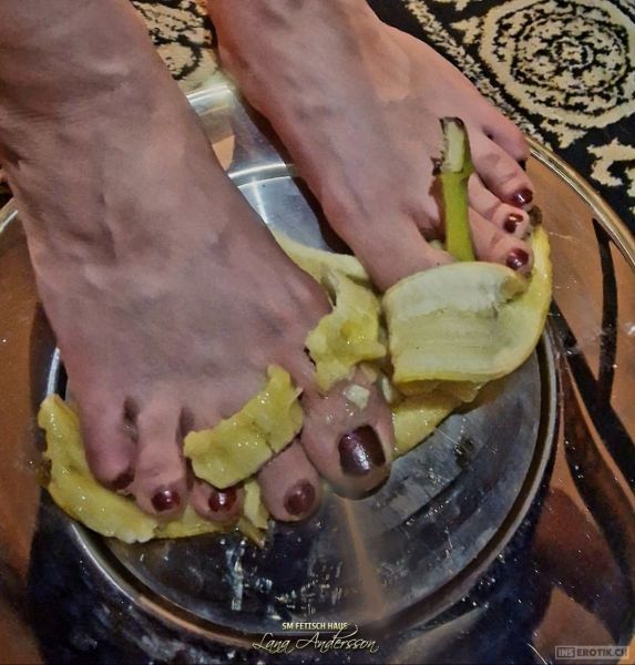 Foto 2 - Jung Domina Denisa Junges Fräulein mit Stark riechende Socken / Nylons Fusserotik, Farting !