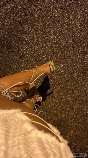 Foto 2 - Nellye Jeune salope se masturbe sur une aire de repos